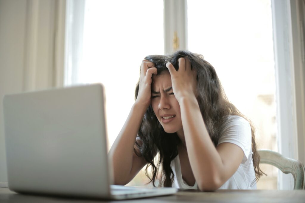 digital detox
woman distressed in front of a laptop 